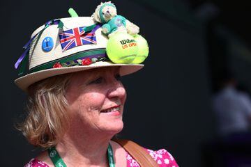 Una mujer con un sombrero homenaje a Wimbledon. 