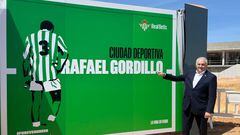 Rafael Gordillo, con el cartel de la ciudad deportiva.