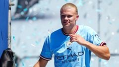 MANCHESTER, ENGLAND - JULY 10: Erling Haaland of Manchester City enters the stage during the Manchester City Summer Signing Presentation Event at Etihad Stadium on July 10, 2022 in Manchester, England. (Photo by Tom Flathers/Manchester City FC via Getty Images)
