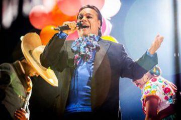 Alberto Aguilera Valadez, más conocido como Juan Gabriel, falleció el 28 de agosto a los 66 años tras sufrir un infarto. El mexicano fue apodado como "el divo de Juárez" y contribuyó notablemente a la música popular en América. Además, también fue un impulsor de nuevos talentos como dos muy conocidos en nuestro país, Isabel Pantoja y Rocío Dúrcal.