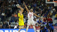 El escolta del Gran Canaria Nico Brussino (i) lanza ante Damien Inglis, del Valencia Basket, durante el segundo partido de cuartos de final de Copa del Rey que enfrenta a Dreamland Gran Canaria y Valencia Basket este jueves en el pabellón Martín Carpena, en Málaga.