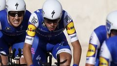 NOG. Nimes (France), 19/08/2017.- Quick Step Floors team&#039;s riders in action during the first stage of the 72th edition of La Vuelta 2017 cycling race, a team time trial over 13.7 km in Nimes, southern France, 19 August 2017. (Ciclismo, Francia) EFE/EPA/SEBASTIEN NOGIER