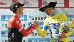 Alberto Contador felicita a Alejandro Valverde tras la victoria del murciano en la general de la Vuelta al Pa&iacute;s Vasco.