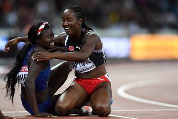 La ganadora de los 100 metros Tori Bowie es felicitada por Kelly-Ann Baptiste.