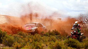 Loeb y Peterhansel continúan con su duelo por el título del Dakar