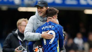 Chelsea&#039;s German head coach Thomas Tuchel (L) congratulates Chelsea&#039;s English midfielder Mason Mount at the final whistle  during the English Premier League football match between Chelsea and Norwich City at Stamford Bridge in London on October 