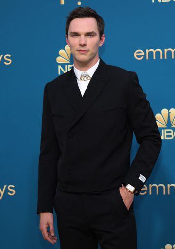 Nicholas Hoult en la alfombra roja de los Premios Emmy 2022.