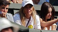 Wimbledon (United Kingdom), 07/07/2023.- Paula Badosa (C) attends the Men's Singles 2nd round match of her boyfriend Stefanos Tsitsipas of Greece against Andy Murray of Britain at the Wimbledon Championships, Wimbledon, Britain, 07 July 2023. (Tenis, Grecia, Reino Unido) EFE/EPA/NEIL HALL EDITORIAL USE ONLY
