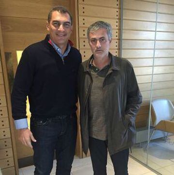 De visita en el entrenamiento del Chelsea. Mondragón catalogó a Mourinho como el mejor de todos