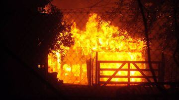 Una propiedad se quema cuando los bomberos intentan extinguir el incendio de Hennessey cerca de Vacaville, California, EE. UU., 19 de agosto de 2020.