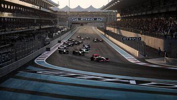 McLaren Mercedes&#039; British driver Lewis Hamilton leads at the start of the Abu Dhabi Formula One Grand Prix at the Yas Marina Circuit on November 1, 2009 in Abu Dhabi.         AFP PHOTO / FRED DUFOUR 
