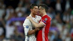 Cristiano Ronaldo y Lewandowski se saludan en uno de sus múltiples enfrentamientos.