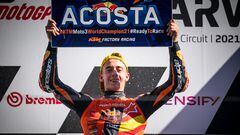 Acosta en la celebración de su título de Moto3 en 2021.