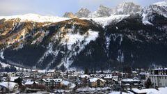 Imagen del pueblo franc&eacute;s de Chamonix con los Alpes al fondo.