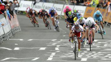 Joaquim Rodr&iacute;guez rueda en las rampas finales de Arrate durante la Vuelta al Pa&iacute;s Vasco 2015.