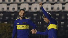 Boca Juniors' forward Exequiel Zeballos (R) celebrates with his teammate foreward Dario Benedetto after scoring a goal against Barracas Central during their Argentine Professional Football League Tournament 2022 match at Islas Malvinas stadium in Buenos Aires, on June 19, 2022. (Photo by ALEJANDRO PAGNI / AFP)