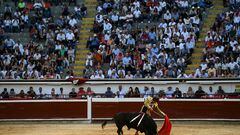 Peruvian bullfighter Andres Roca Rey performs during a bullfight at the Canaveralejo bullring in the framework of the Cali Festival in Cali, Colombia, on December 28, 2022. (Photo by Joaqu�n SARMIENTO / AFP)
