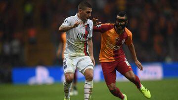 Verratti se lleva un bal&oacute;n en el duelo entre PSG y Galatasaray.