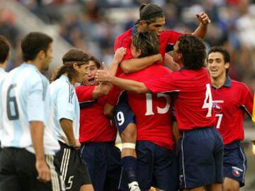 Equipo chileno celebra junto a Reinaldo Navia el empate frente a Argentina.
