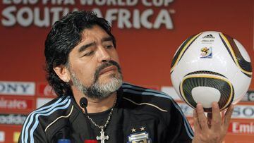 El astro argentino Lionel Messi posó el domingo con la camiseta de la selección de Argentina, la misma que utilizó Diego Maradona durante su último mundial.