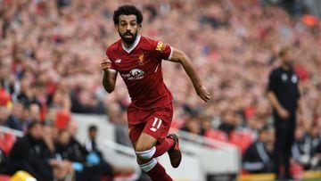 Salah, conduciendo un bal&oacute;n con el Liverpool.