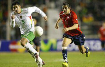 Marcelo Bielsa hizo debutar de manera oficial a Alexis Sánchez el 15 de junio del 2008, en la victoria por 2-0 sobre Bolivia en La Paz, válido por las clasificatorias rumbo a Sudáfrica 2010. El tocopillano tenía 19 años y 178 días de edad.