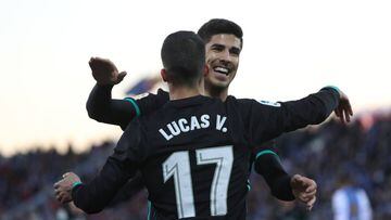 Asensio y Lucas V&aacute;zquez celebran el primer gol del Madrid.