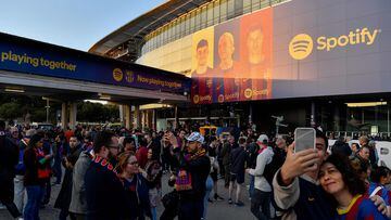 Supporters arrive for the Copa del Rey (King's Cup) semi-final second leg football match between FC Barcelona and Real Madrid CF at the Camp Nou stadium in Barcelona on April 5, 2023. (Photo by Pau BARRENA / AFP)