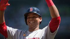 Rafael Devers celebra su primer home run en las Mayores con los Boston Red Sox.