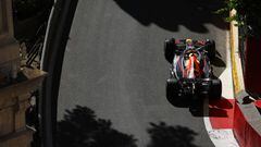 Verstappen pilota el Red Bull durante la carrera del GP de Azerbaiyán