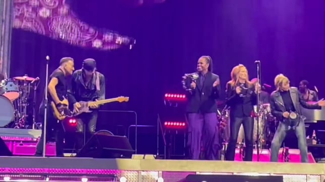 El momento de Michelle Obama ‘rockeando’ con Springsteen en su concierto en Barcelona