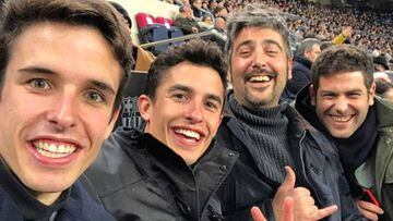 Los hermanos M&aacute;rquez, Alex y Marc, con los hermanos de Estopa, David y Jos&eacute; Mu&ntilde;oz, en el palco del Camp Nou durante el partido de vuelta de los cuartos de final de la Copa del Rey entre el FC Barcelona y el Sevilla (6-1).