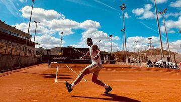 El tenista español Rafa Nadal entrena sobre una pista de tierra batida en la Rafa Nadal Academy de Manacor.