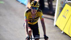 Robert Gesink llega a la meta de Mont Aigoual durante la sexta etapa del Tour de Francia 2020.