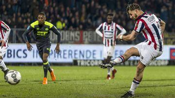 Fran Sol lanzando un penalti contra el PSV.