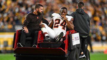 PITTSBURGH, PENNSYLVANIA - SEPTEMBER 18: Nick Chubb #24 of the Cleveland Browns is carted off the field after sustaining a knee injury during the second quarter against the Pittsburgh Steelers at Acrisure Stadium on September 18, 2023 in Pittsburgh, Pennsylvania.   Joe Sargent/Getty Images/AFP (Photo by Joe Sargent / GETTY IMAGES NORTH AMERICA / Getty Images via AFP)