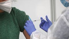 Archivo - Un empleada sanitaria suministra la vacuna contra la Covid-19.