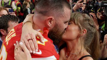 Los Chiefs han conseguido el bicampeonato y Taylor Swift ha sellado la celebración con un beso con Travis Kelce. Aquí más detalles.