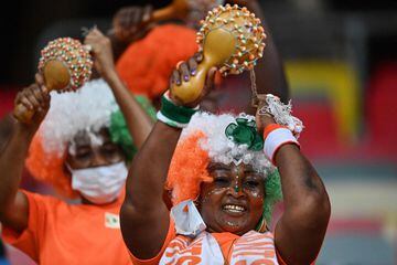 An Ivory Coast's supporter cheers prior to the Group E Africa Cup of Nations (CAN) 2021 football match between Equatorial Guinea and Ivory Coast at Stade de Japoma in Douala on January 12, 2022. (Photo by CHARLY TRIBALLEAU / AFP)