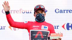 El ciclista ecuatoriano Richard Carapaz posa con el maillot de líder tras la etapa del Angliru en la Vuelta a España 2020.