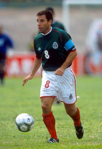 El número ocho de la Selección Mexicana  es recordado por Alberto García Aspe quien con su técnico con la pierna zurda se convirtió en un histórico en el fútbol mexicano. Aspe fue parte de la generación de Suárez y Campos que llegaron a la final de la Copa América en 1993 y ganaron la Confederaciones en 1999. El juvenil Carlos Rodríguez es quien en este momento está ocupando ese dorsal.