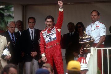 El mito brasileño, campeón del mundo con McLaren Honda en 1988, 1990 y 1991, logró además 41 victorias, 65 poles y 80 podios. Es una de las leyendas más grandes de este deporte. Perdió la vida trágicamente en un accidente en Ímola, en el GP de San Marino de 1994. 