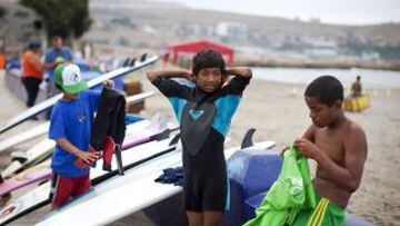 Varios niños asisten a clases de surf en una playa cerca de Alto Perú chabolas de Lima. Desde 2008, la ONG Alto Perú busca ofrecer a los niños de un barrio pobre de pescadores conocido como Alto Perú, la oportunidad de aprender y practicar deportes altern