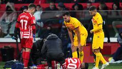 GIRONA, SPAIN - JANUARY 28: Yan Couto of Girona FC receives medical treatment as Eric Garcia and Jordi Alba of FC Barcelona look on during the LaLiga Santander match between Girona FC and FC Barcelona at Montilivi Stadium on January 28, 2023 in Girona, Spain. (Photo by Alex Caparros/Getty Images)