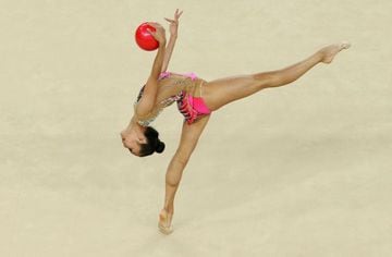 Laura Zeng (USA) of USA competes using the ball.