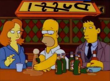 Temporada 8, capítulo 163, "The Springfield Files". Los actores protagonistas de Expediente X aparecen como los personajes que interpretan en la serie, los agentes Fox Mulder y Dana Scully. Ambos interrogan a Homer sobre su avistamiento de un extraterrestre.
