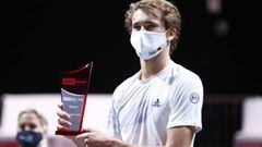 Tennis - ATP 250 - bett1HULKS Championship - Lanxess Arena Cologne, Cologne, Germany - October 25, 2020 Germany&#039;s Alexander Zverev celebrates with the trophy after winning his final match against Argentina&#039;s Diego Sebastian Schwartzman REUTERS/T