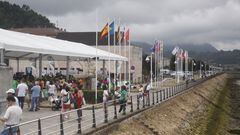 El izado de banderas anuncia el Descenso Internacional del Sella