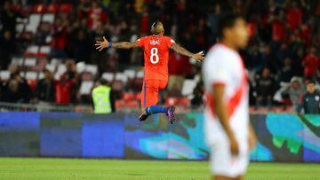 Vidal celebra uno de sus dos goles frente a Perú