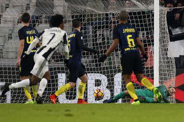 En la temporada 2016-2017, Juventus estaba camino al título. En el clásico ante Inter, Cuadrado marcó un golazo de media distancia, tras un rebote de un tiro de esquina y que le dio el triunfo a su equipo, sirviendo para encaminar su segundo scudetto consecutivo.